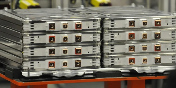 Sicherheit und Effizienz von Elektrofahrzeugbatterien: Die Rolle von kritischen Steckverbindern